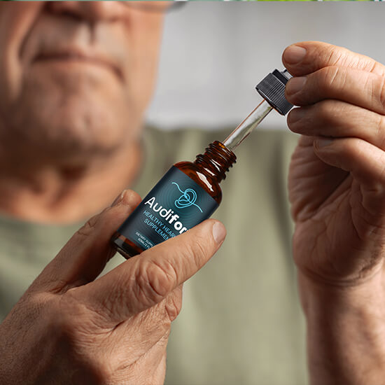 Person using the Audifort dropper
